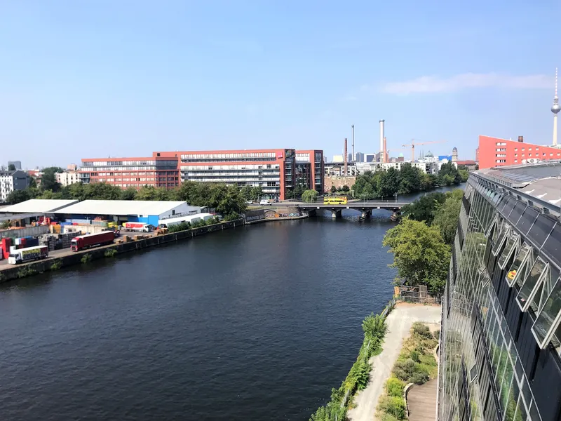 Exklusive Spree-Wohnung mit privater Dachterrasse, EBK & Top-Anbindung! — photo 1